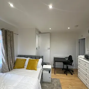 Apartment 1st Flat With Full Private Toilet And Shower With Its Own Kitchenette In Keedonwood Road A Fully Equipped Independent Flat, Bromley
