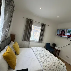 Apartment Luxury Ensuite 2nd Flat With Great Views In Keedonwood Road With Fully Own Bathroom Newly Added And Private Kitchenette, Bromley